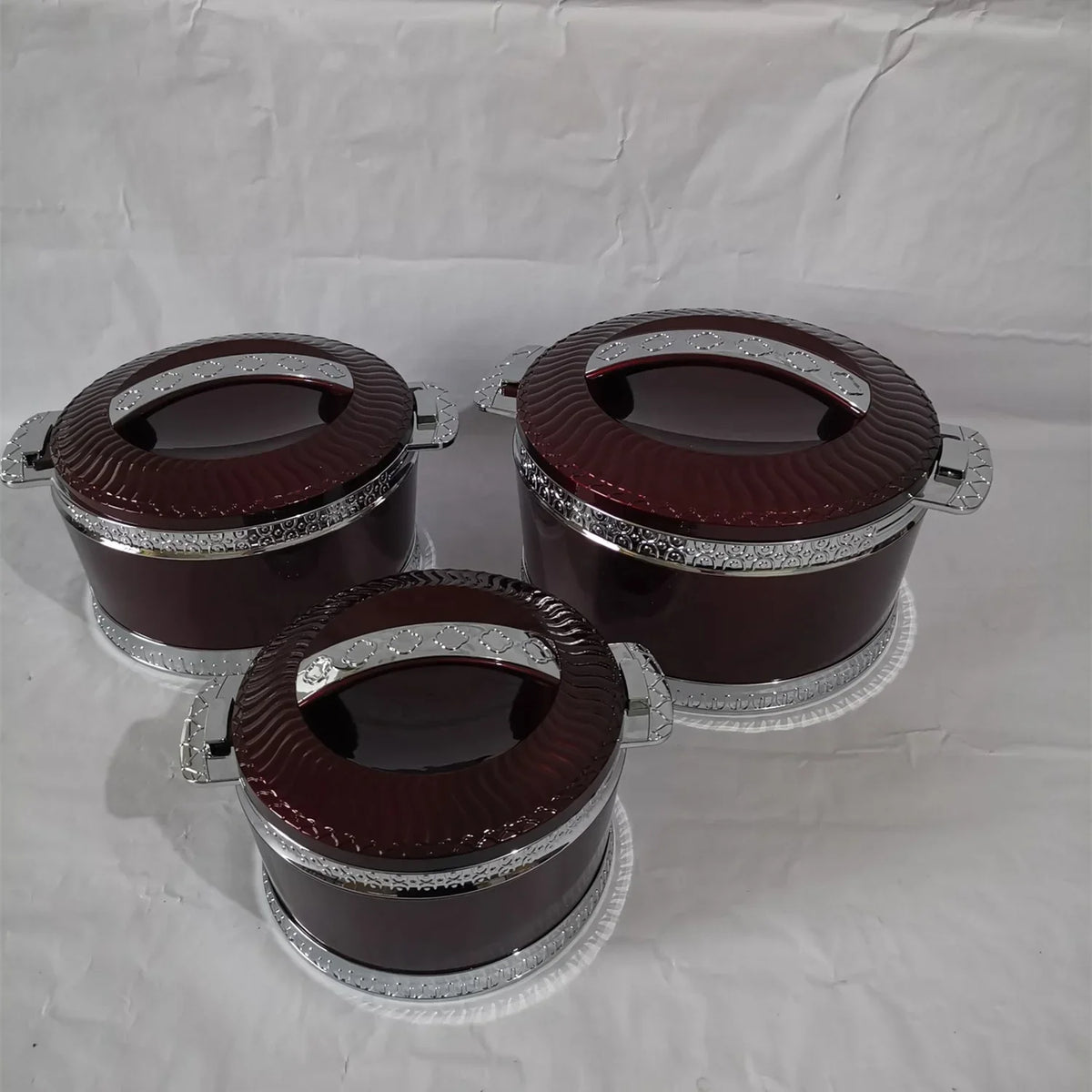MC THE BLACK DIAMOND food warmer casserole set with pots, ideal for keeping dishes warm and serving in a stylish kitchen.