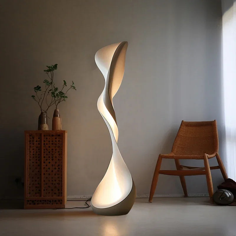 Elegant upright sculpture floor lamp by 𝕄𝕔 𝕋𝕙𝕖 𝔹𝕝𝕒𝕔𝕜 𝔻𝕚𝕒𝕞𝕠𝕟�