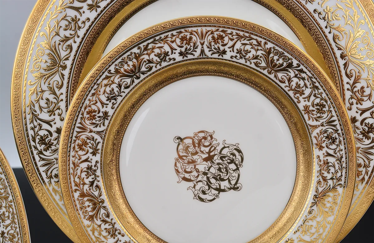 MC THE BLACK DIAMOND Royal Dinnerware Family Set with plates, bowls, and cups arranged on a table for family dining.