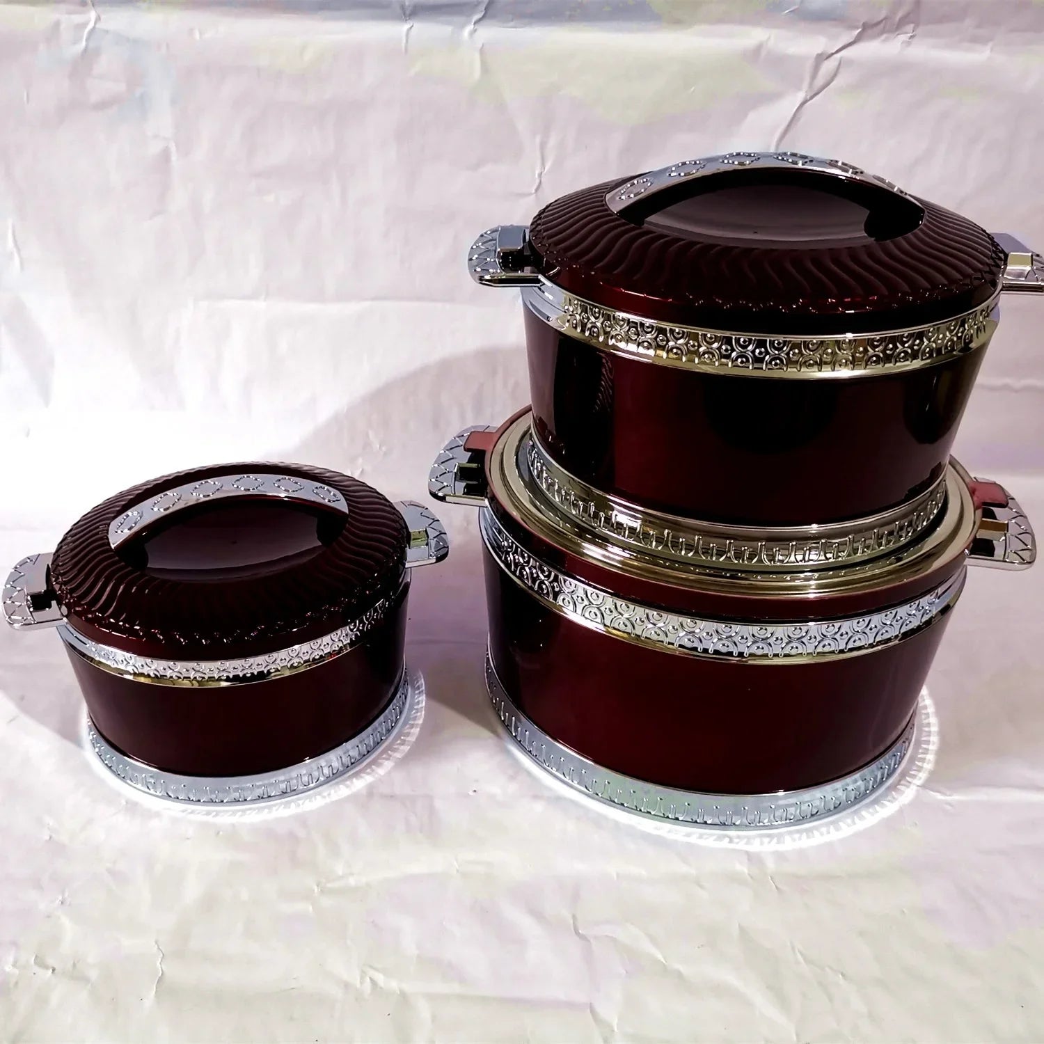MC THE BLACK DIAMOND food warmer casserole set with pots, ideal for keeping dishes warm and serving in a stylish kitchen.