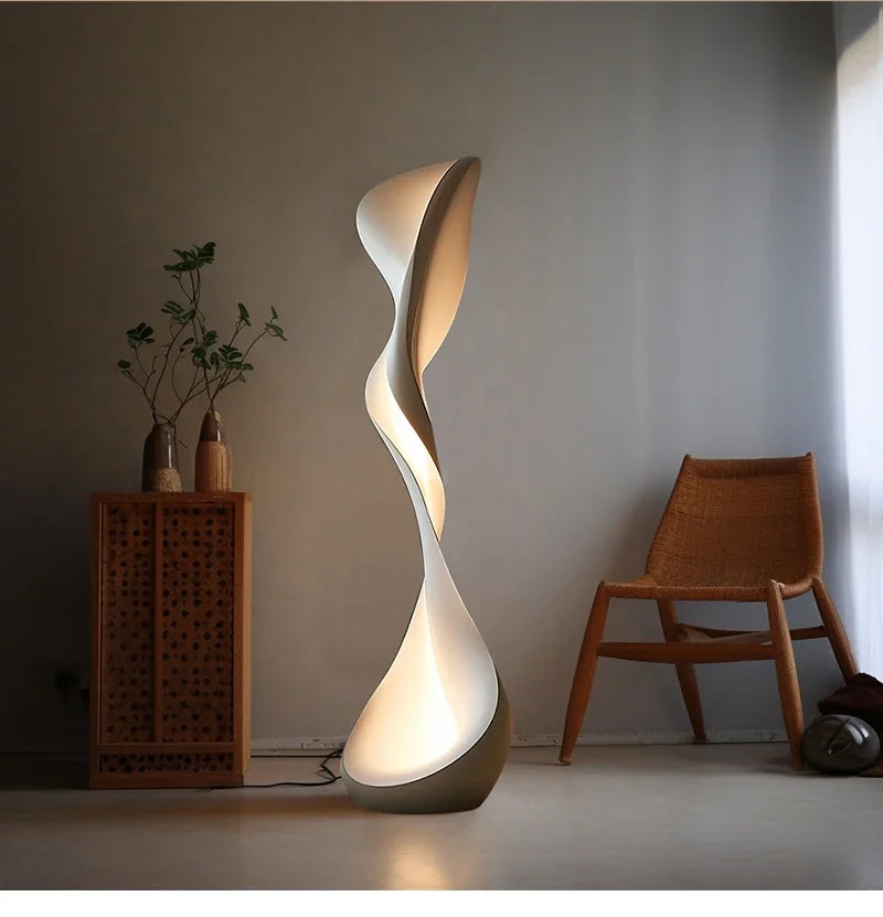 Upright sculpture floor lamp by 𝕄𝕔 𝕋𝕙𝕖 𝔹𝕝𝕒𝕔𝕜 𝔻𝕚𝕒𝕞𝕠𝕟�