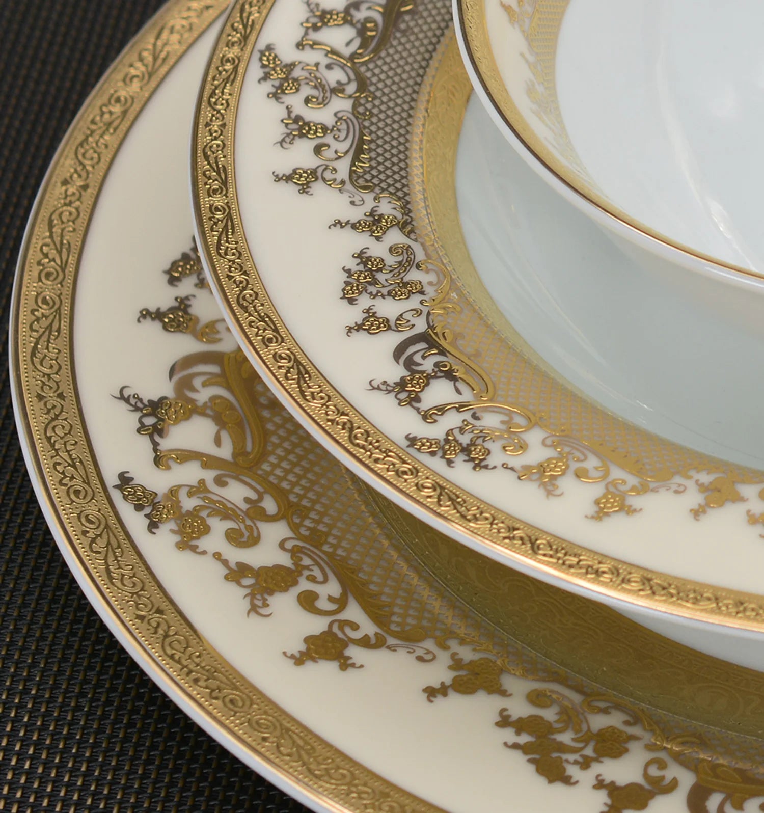 MC THE BLACK DIAMOND Royal dinnerware gold dishes and bowls set with elegant design for stylish table setting.